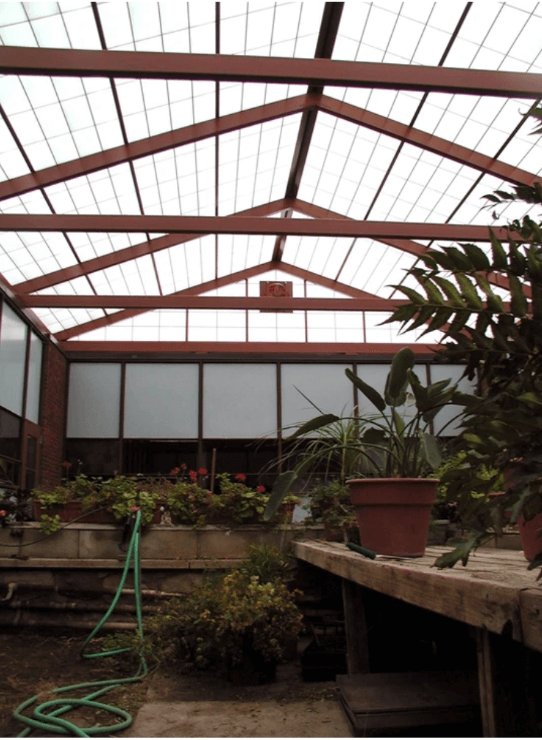 Skyroof in green house setting